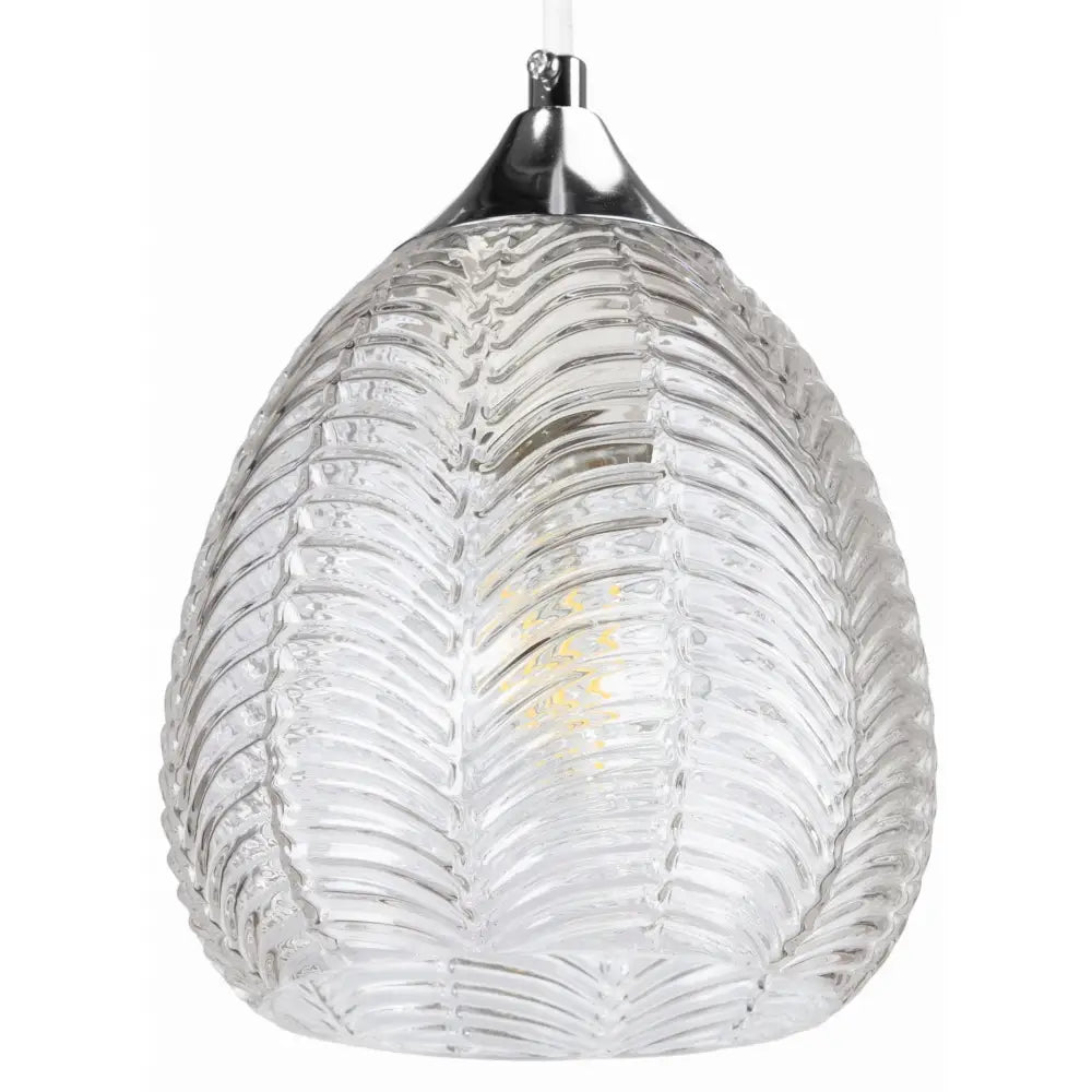 Hengelampe i glass med rillet, bladmønstret skjerm og sølvfarget topp, frontvisning.