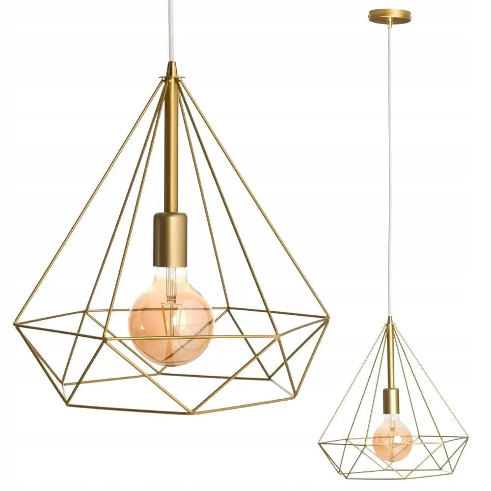 Hengelampe Loft Geo Stor i gull, geometrisk metallramme med synlig lyspære og hvit ledning fra siden.