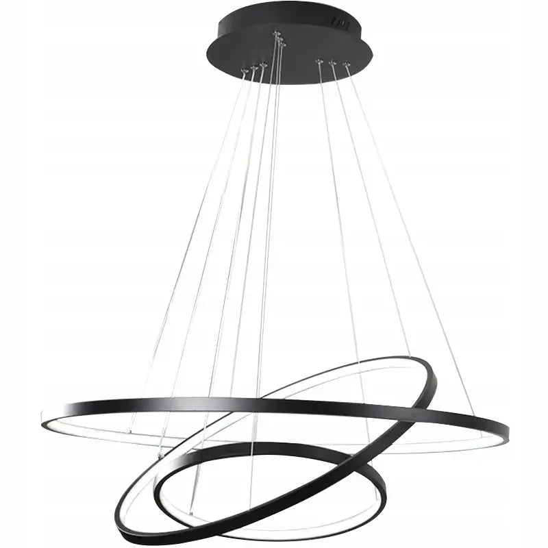 Hengelampe Lunomi Ring med tre sorte metallringer og integrert LED, sett skrått nedenfra mot takfeste.