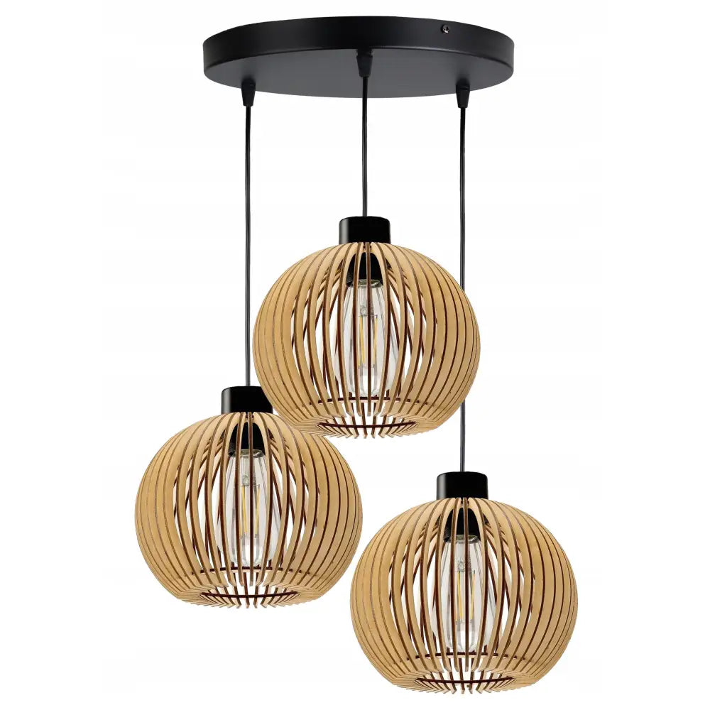 Hengelampe med tre runde skjermer i lyst treverk og sorte detaljer, moderne design vist fra skrå vinkel.