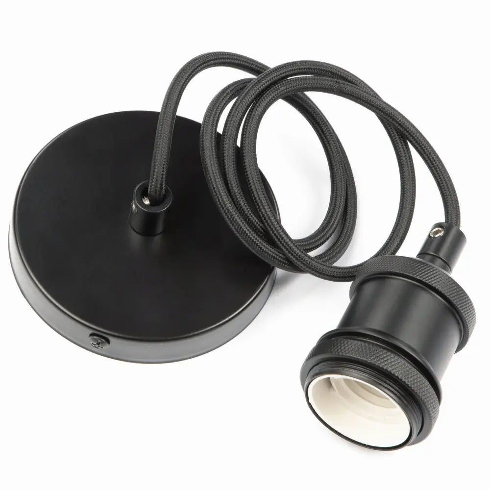 Hengelampe med matt svart armatur, skrå vinkel som viser rund takrosett, tekstilledning og metallholder.