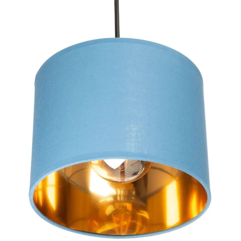 Hengelampe med Oro blå skjerm, sett nedenfra med gullfarget innside som gir varmt lys rundt pæren.