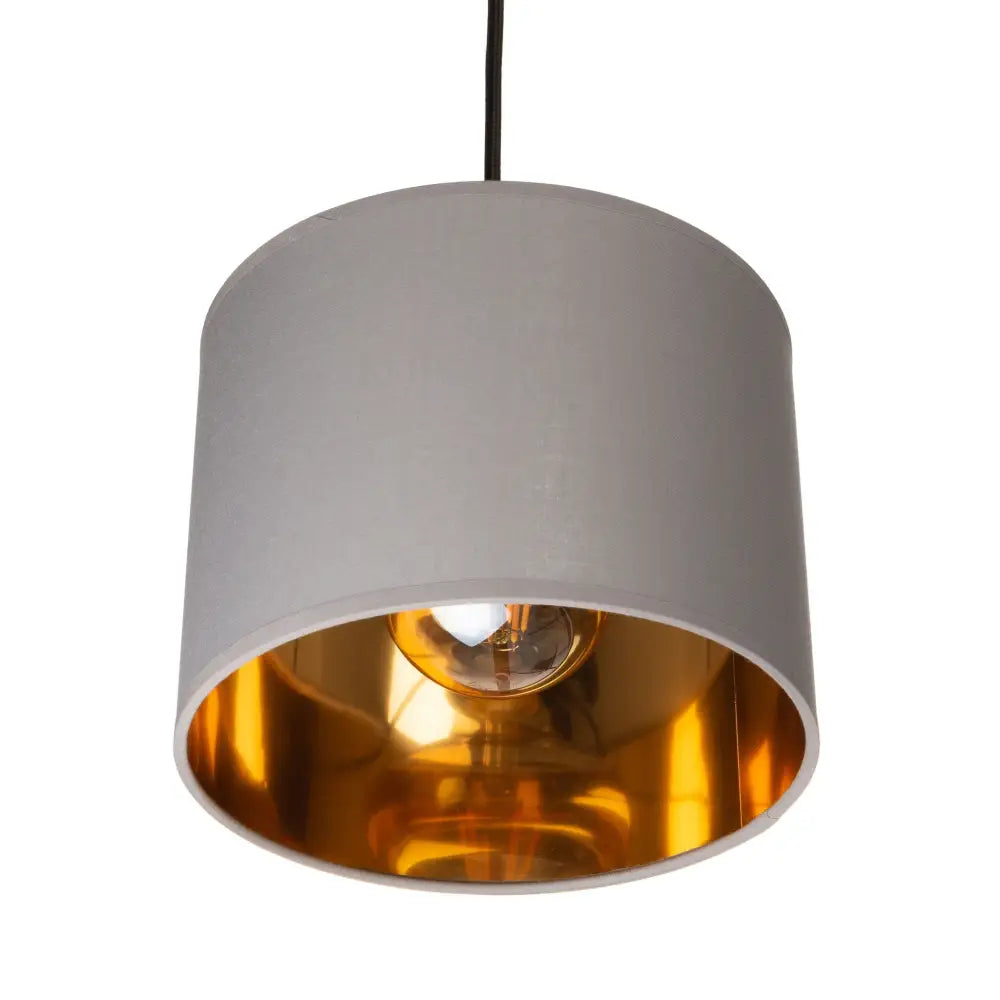 Hengelampe med Oro grå skjerm, sylinderformet med gullfarget innside og synlig lyspære.