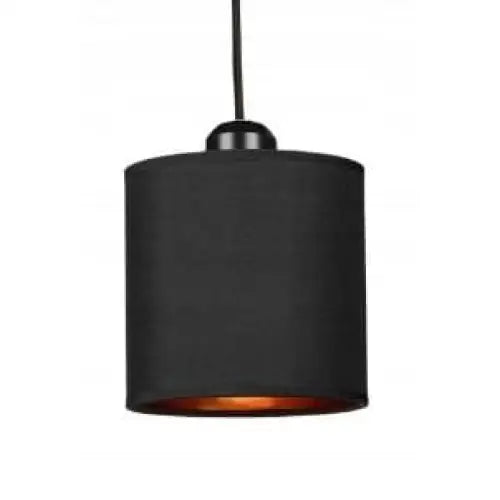 Hengelampe med Oro skjerm i matt sort tekstil, frontvisning med kobberfarget innside og sort ledning.