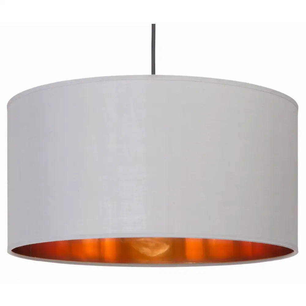 Hengelampe med stor grå skjerm, sylinderformet med hvit utside og kobberfarget innside, sett forfra.