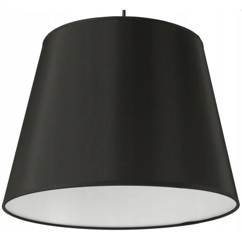 Hengelampe med stor svart tekstilskjerm, konisk form og hvit innside sett forfra mot hvit bakgrunn.