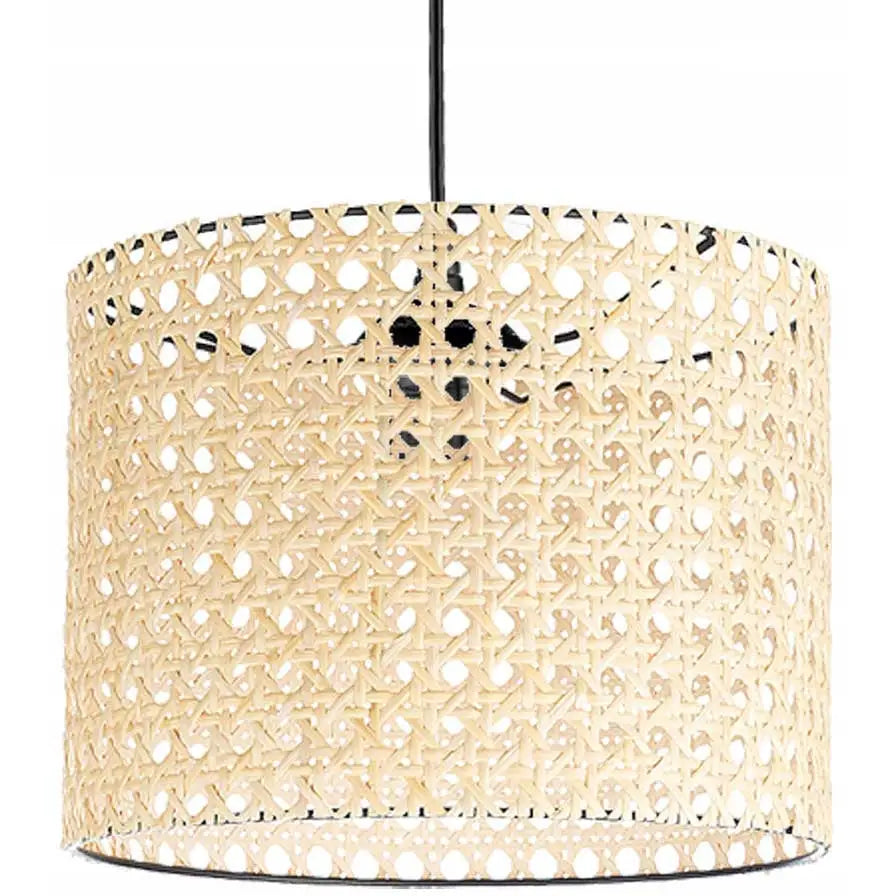 Hengelampe Rattan, liten sylinder med lyst flettet naturmateriale og åpen, luftig struktur sett forfra.