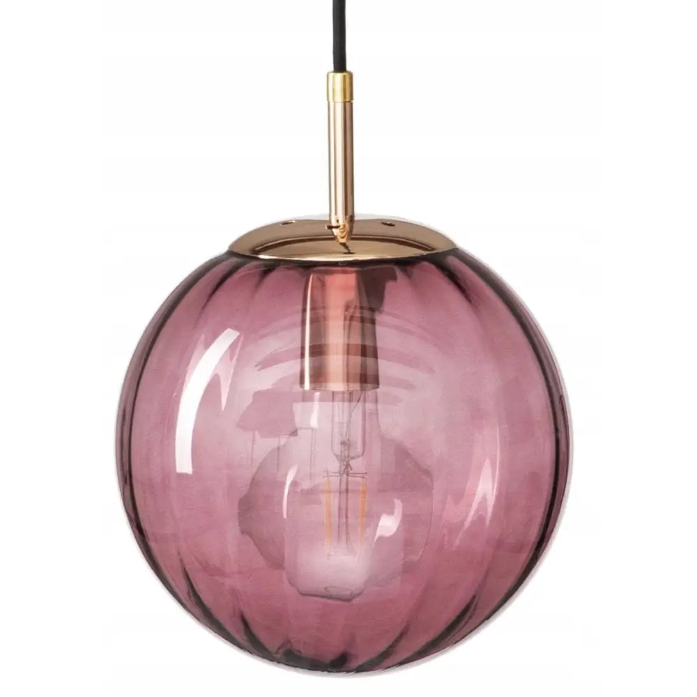 Hengelampe Pandora i rosa glass, frontvisning med synlig lyspære og gullfargede metalldetaljer.