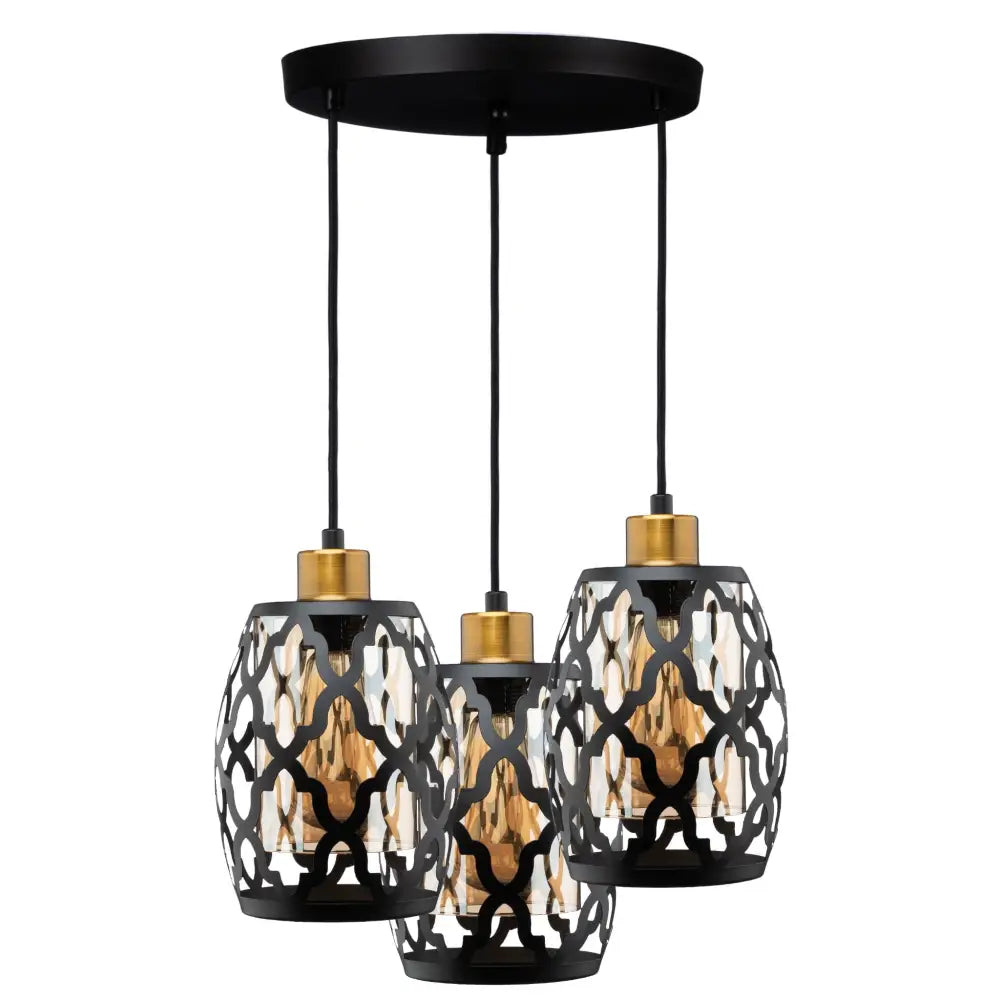 Tretøftet hengelampe med svarte metallskjermer, gyldne detaljer og utskårne mønstre, sett fra siden.