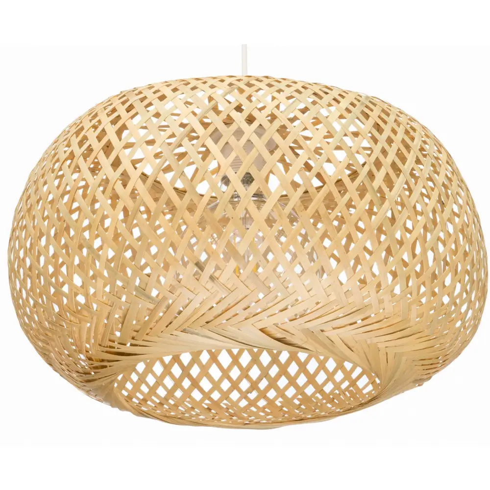 Hengende Boho-lampe i bambus, sidevisning som viser det åpne flettemønsteret og naturlige lyse toner.