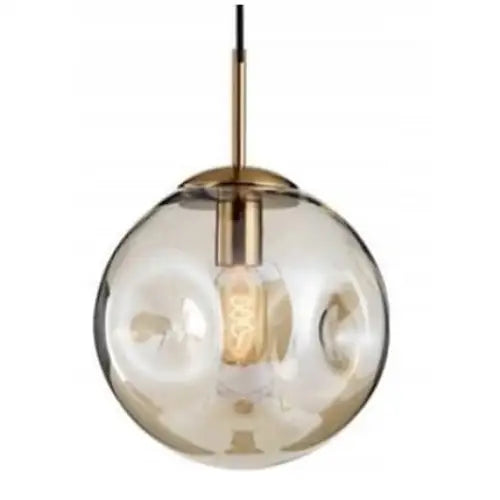 Hengende glasskulelampe Lava Amber med røyksotet glasskuppel og messingdetaljer, frontvisning mot hvit bakgrunn.