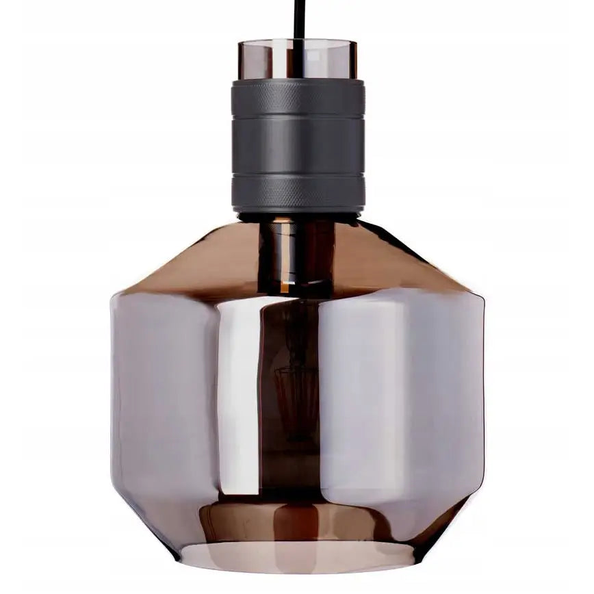 Hengende glasslampe med rund, brun fasettert skjerm og sort metallfeste, sett rett forfra.