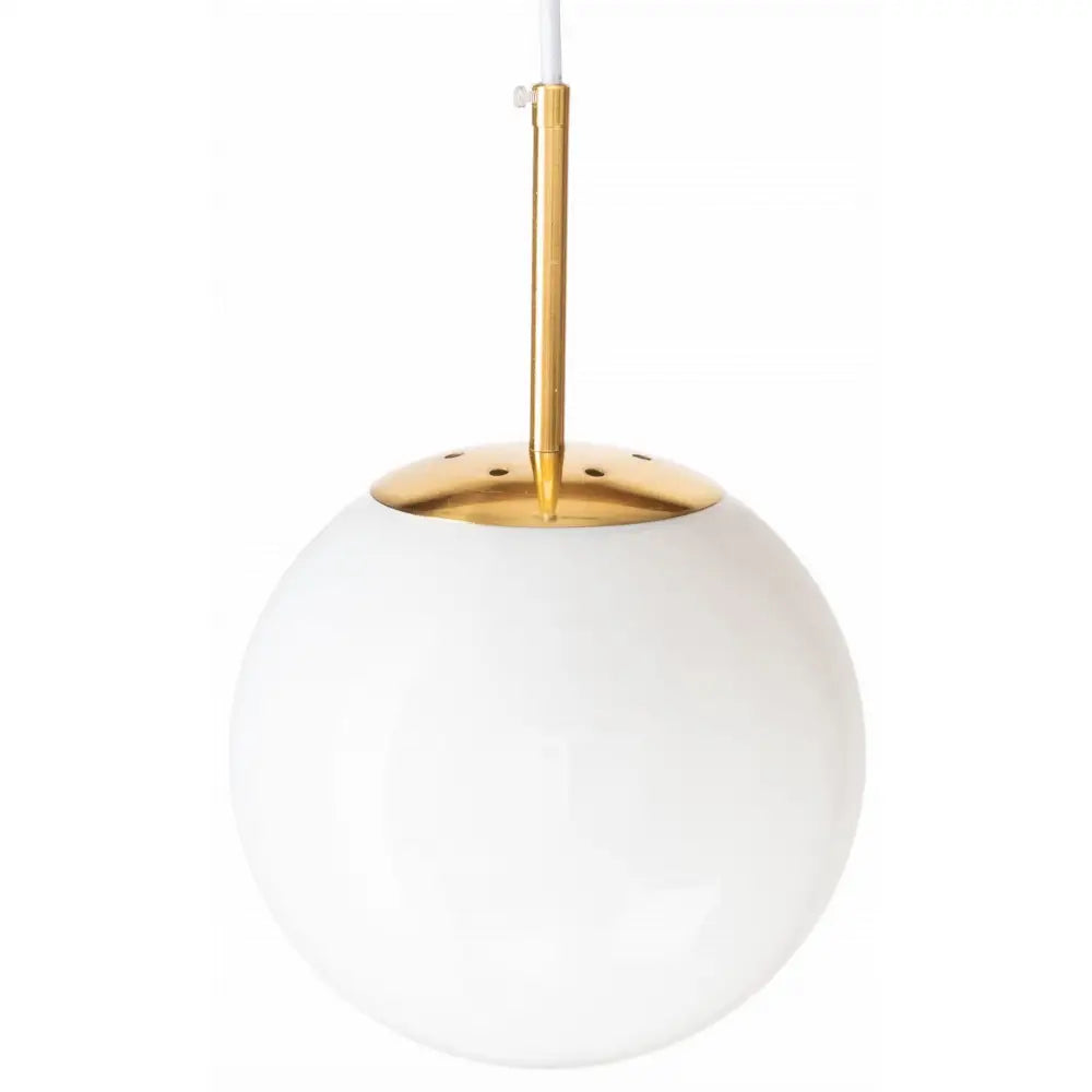 Hengende glasslampe Pandora i melkehvit, rund glasskuppel med messingdetaljer, frontvisning mot hvit bakgrunn.
