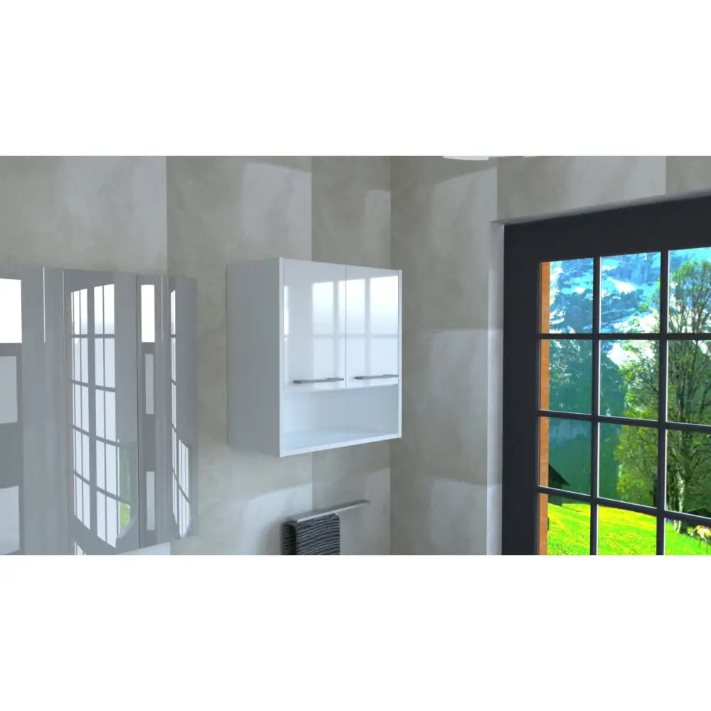 Hengende Hylle ZUZIA 1P i hvit høyglans, skråvisning av speildører og metallhåndtak i lyst baderom.