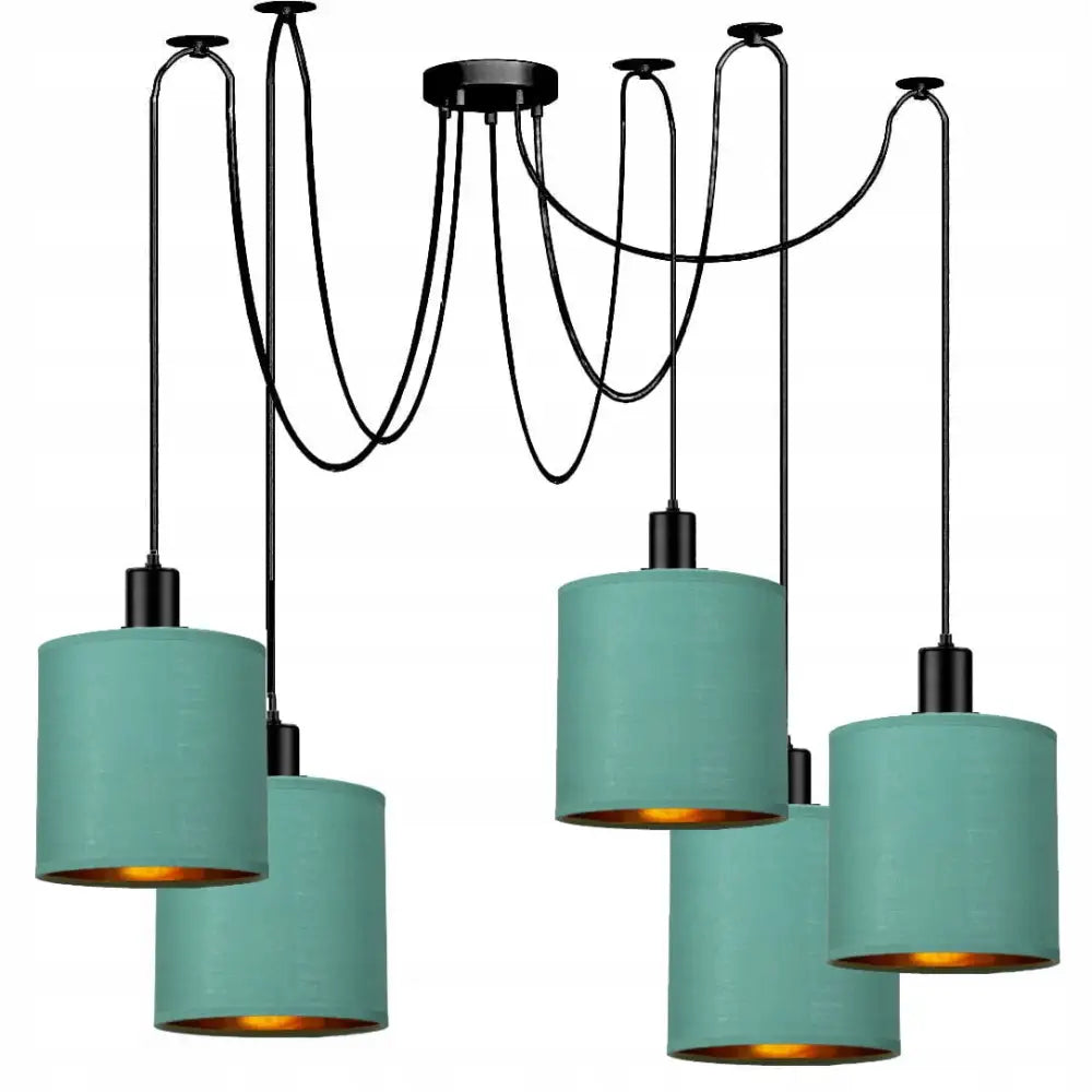 Hengende lampe med fem mintgrønne sylindriske skjermer, sorte oppheng og buede ledninger, sett forfra.