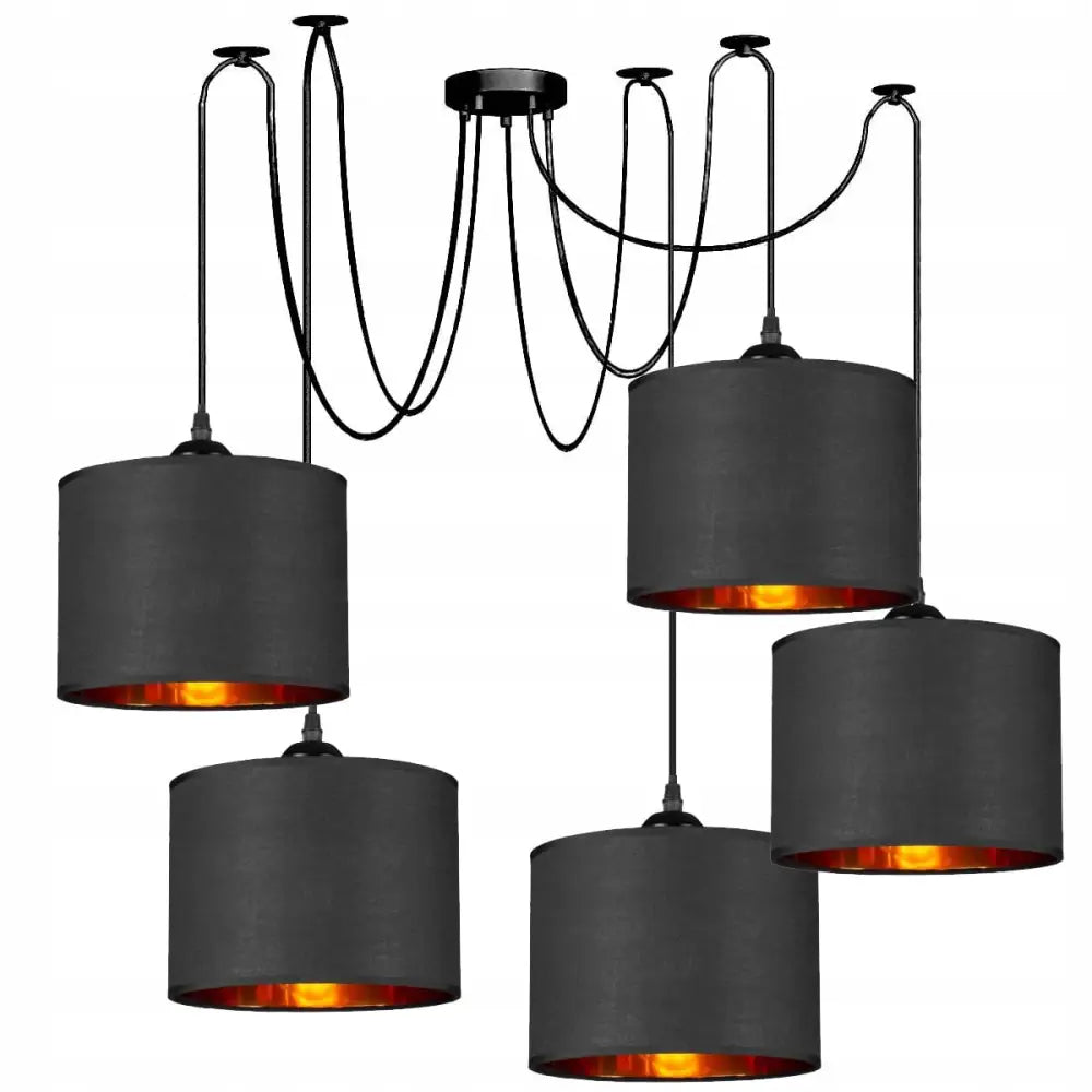 Hengende lampe med fem sorte sylindriske skjermer, gullfarget innside og synlige ledninger i taket.