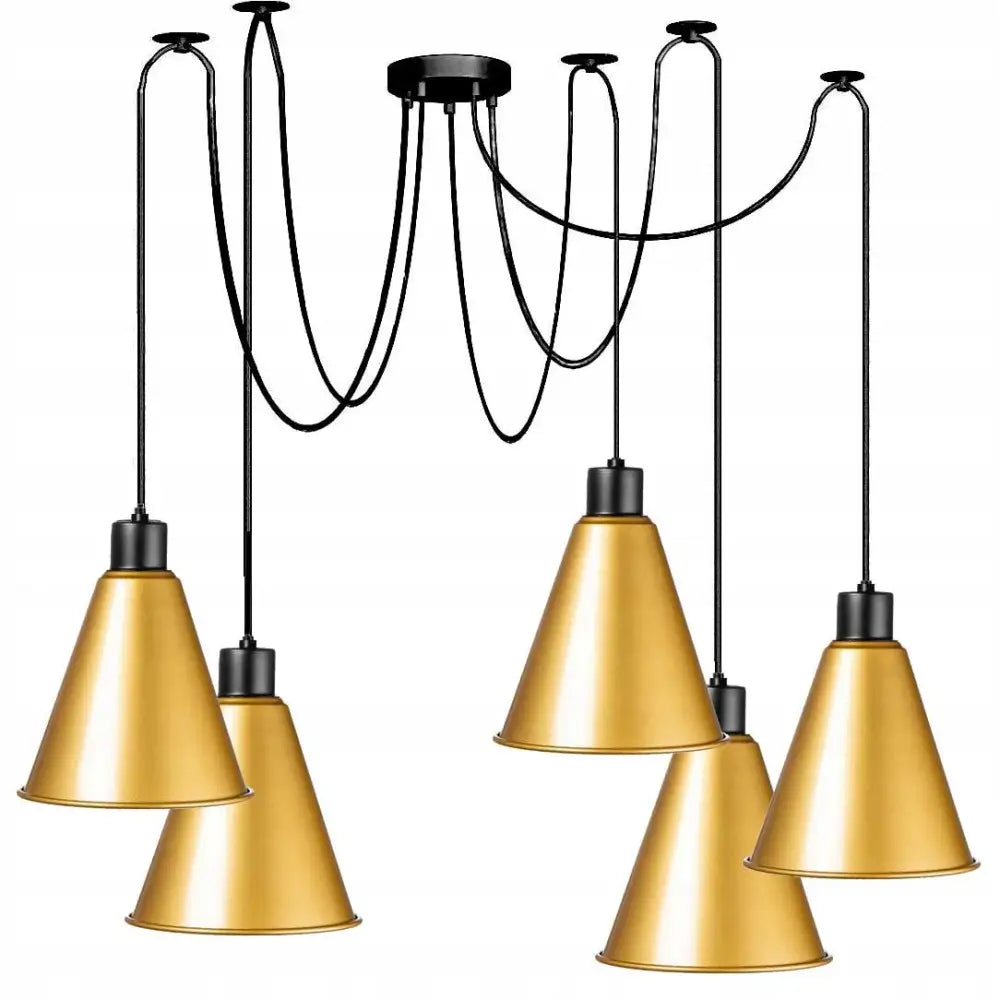 Hengende lampe med fem gullfargede kjegleformede skjermer og svarte ledninger i moderne stil.