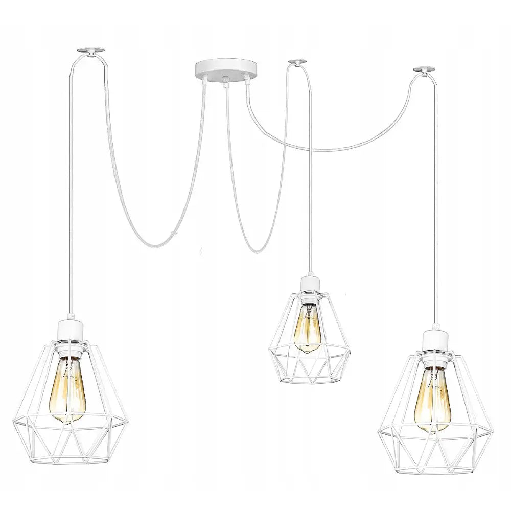 Hengende lampe med tre hvite geometriske metallskjermer, synlige lyspærer og justerbare ledninger fra takfeste.