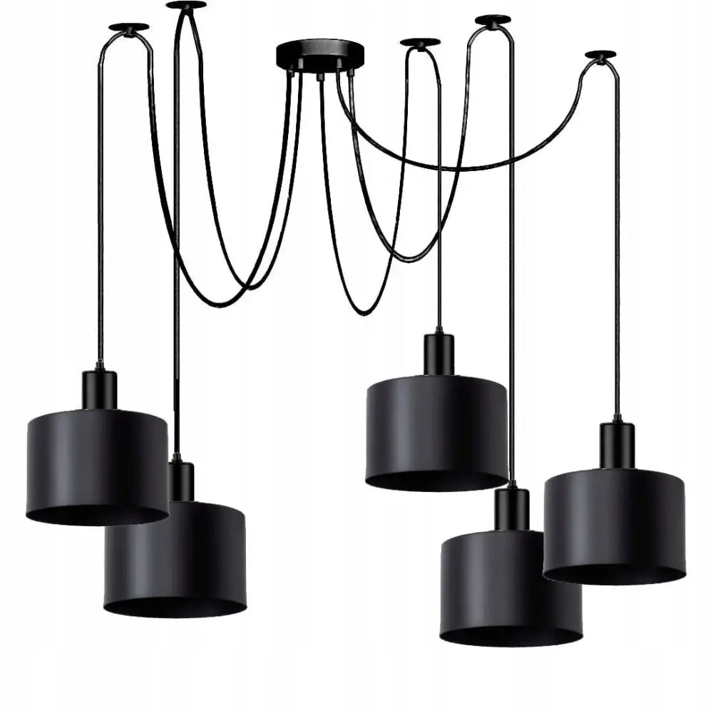 Hengende lampe Edderkopp med fem sorte sylindriske metallskjermer, frontvisning mot hvit bakgrunn.