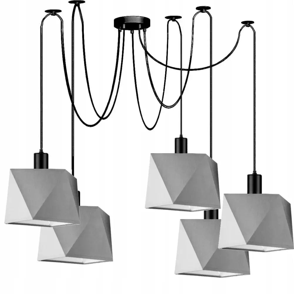 Hengende lampe Edderkopp med fem grå, fasetterte skjermer i stoff og svarte ledninger, frontvisning.
