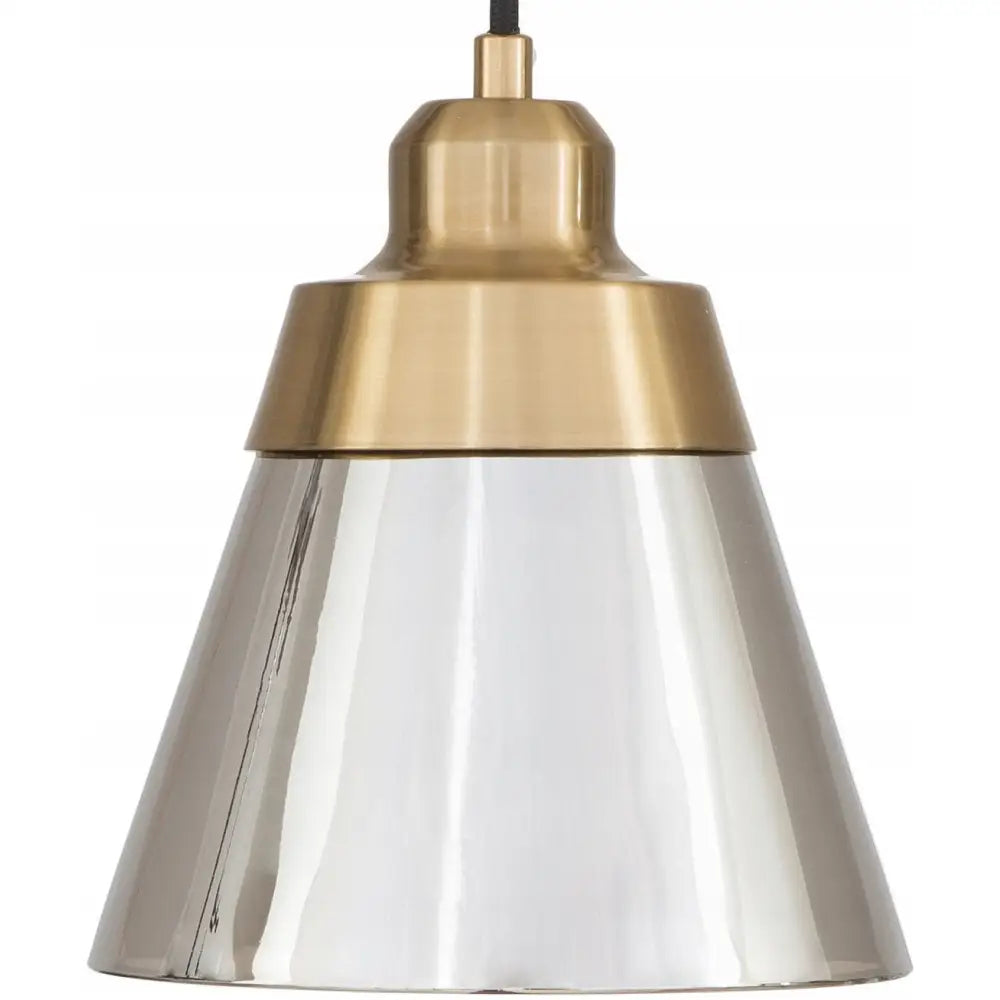 Hengende lampe i glass med speilblank sølvskjerm og matt messingdetalj, sett forfra mot hvit bakgrunn.