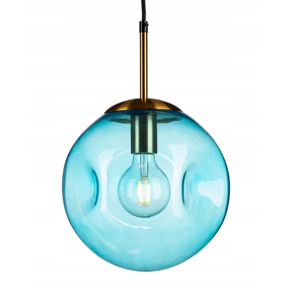 Hengende lampe med rund blå glasskule, synlig lyspære, gullfarget takfeste og sort ledning.