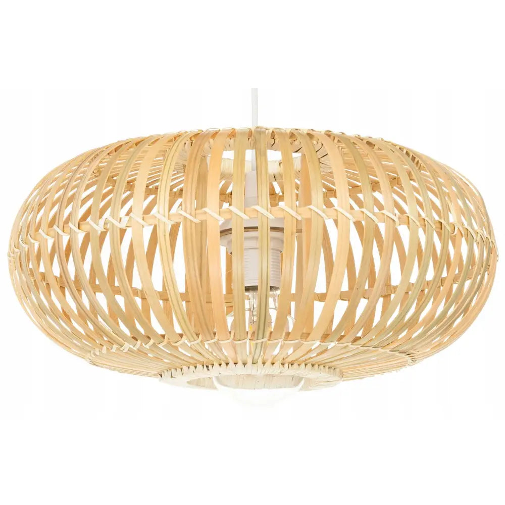 Hengende lampe i lys brun bambus, flettet avlang form med synlig lyspære og elegant oppheng sett fra siden.