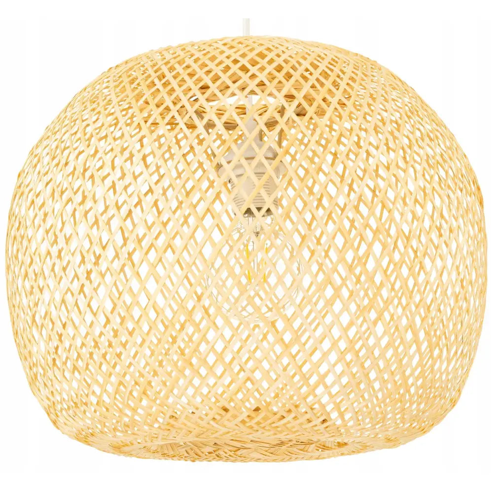 Hengende lampe i hvit boho-stil, rund flettet bambusskjerm med synlig lyspære gjennom rottingmønster.