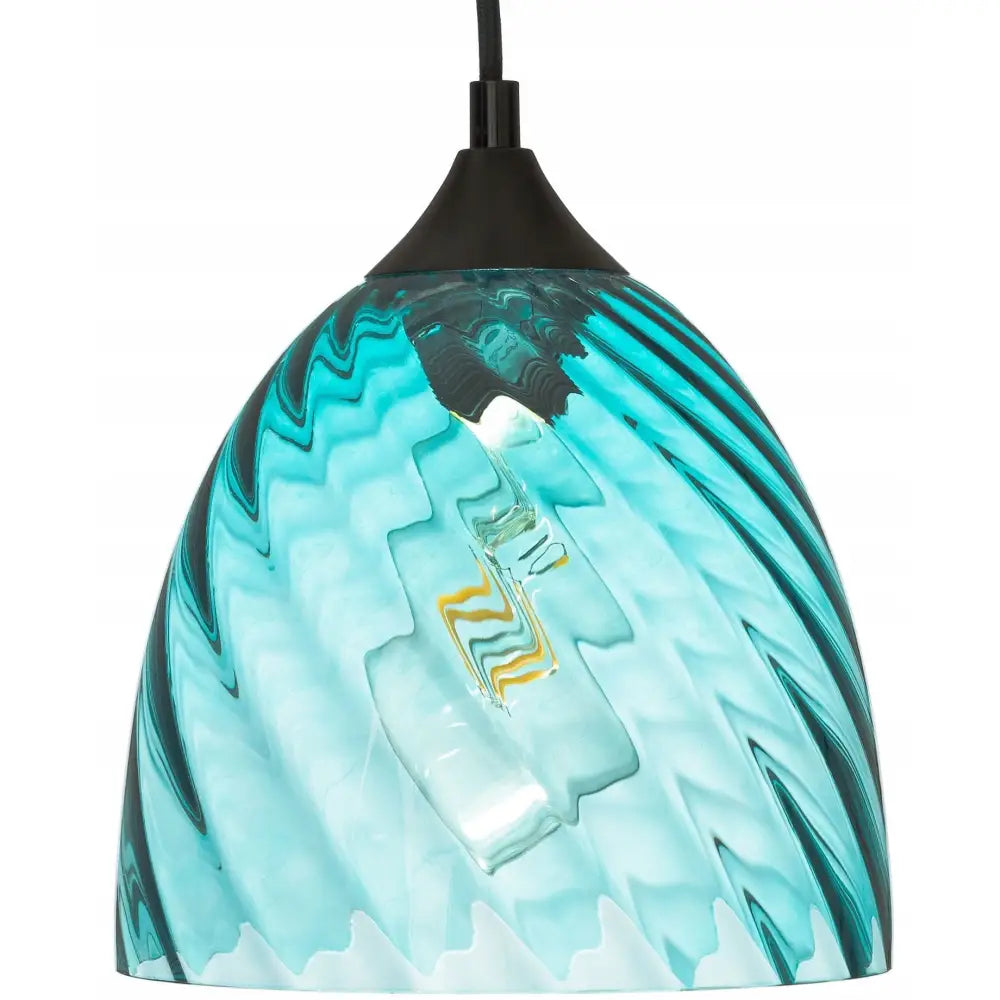 Hengende lampe Vela med blå, bølget glasskuppel og sort oppheng, frontvisning med synlig lyspære.