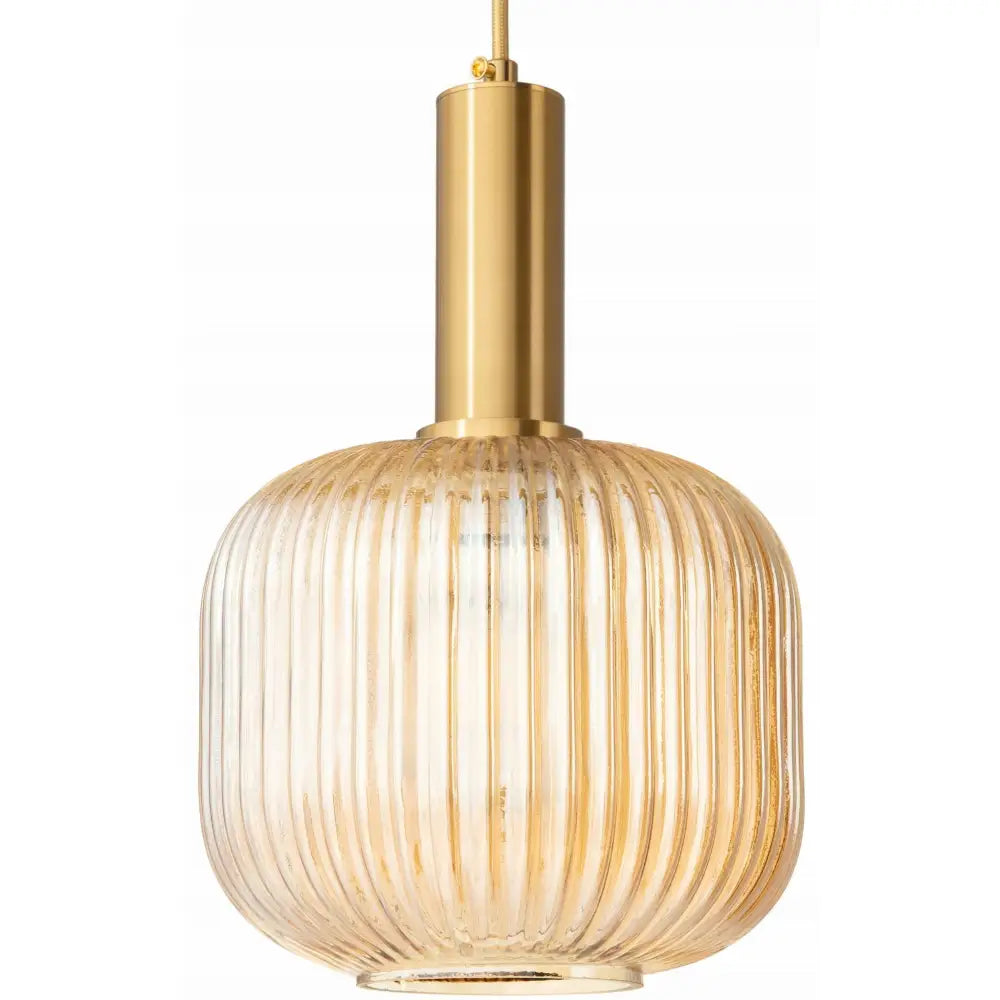 Hengende lampe i glass med rillemønstret, gyllen skjerm og messingfargede detaljer, sett forfra.