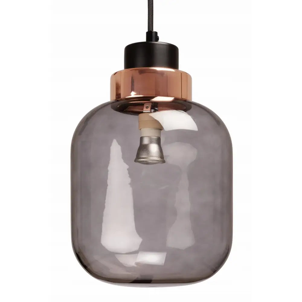 Hengende lampe i grått glass med rund røykfarget kuppel, kobberfarget topp og svart oppheng, frontvisning.