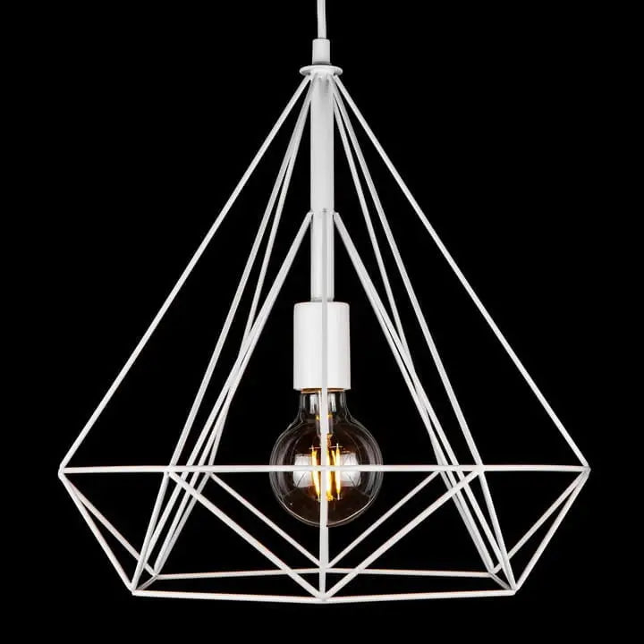 Hengende lampe i loftstil med hvit, geometrisk metallramme og synlig lyspære mot sort bakgrunn.