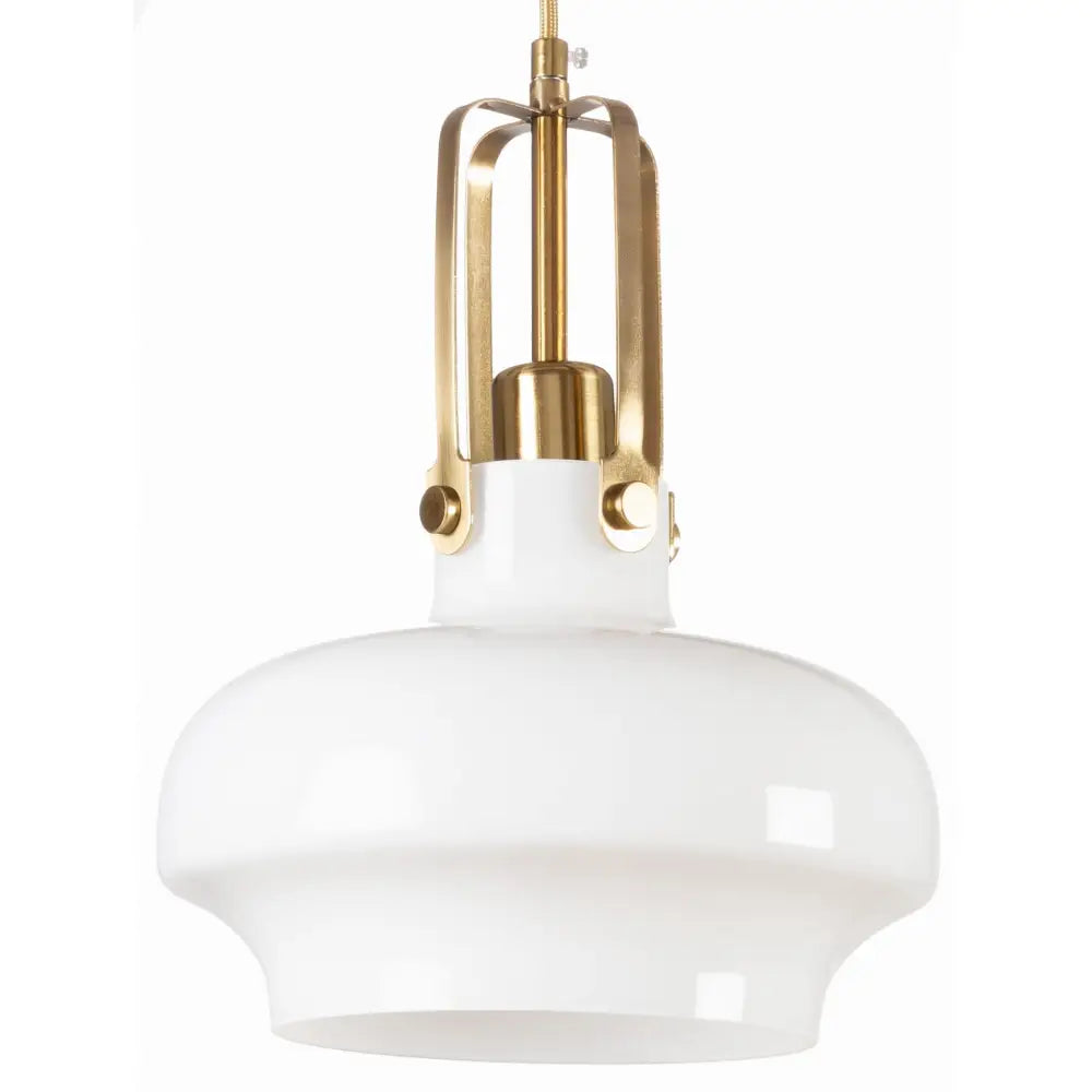 Hengende lampe i melkeglass med gyllen armatur, sidevisning som fremhever rund form og blankt glass.