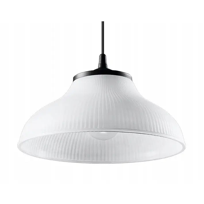 Hengende lampe Karsten i hvitt glass, frontvisning med vertikale riller, sort oppheng og synlig LED-pære.