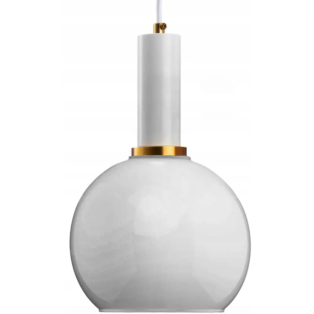 Hengende lampe Venus Milky Hvit, rund blank kuppel og gyllen ring sett forfra mot hvit bakgrunn.