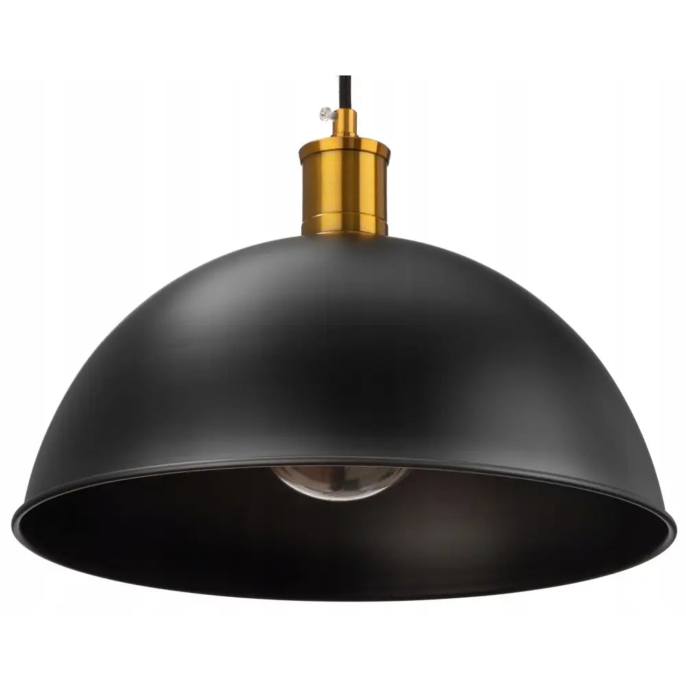 Hengende lampe med halvkuleformet matt sort metallskjerm, messingdetaljer og synlig lyspære.
