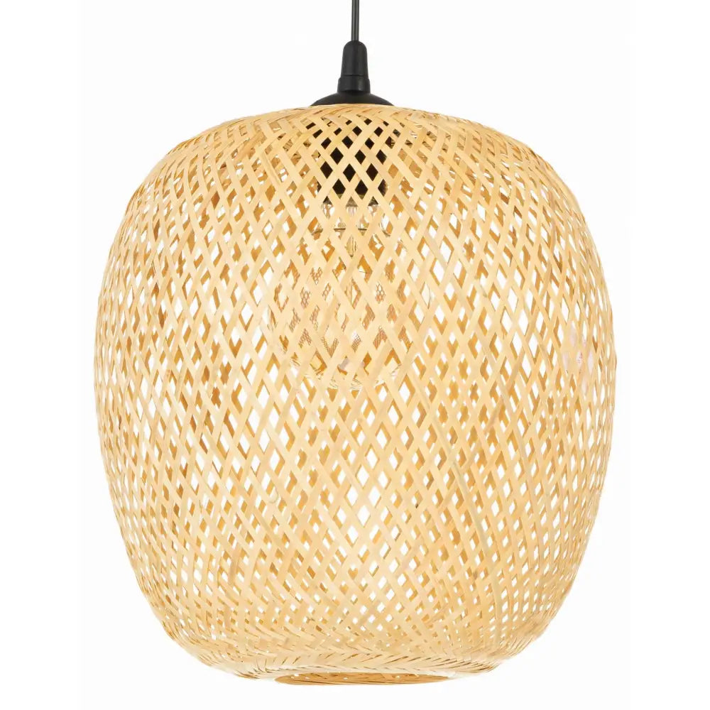 Hengende lampe i svart boho-stil, oval skjerm av flettet bambus og synlig lyspære mot hvit bakgrunn.