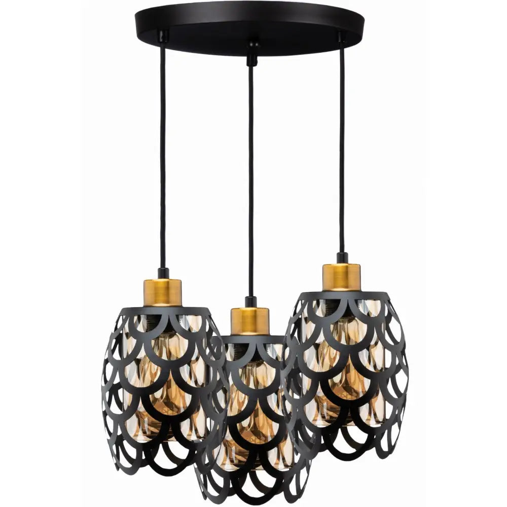 Hengende lampe med tre sorte glasskupler, gullfargede detaljer og dekorativt åpent mønster mot hvit bakgrunn.