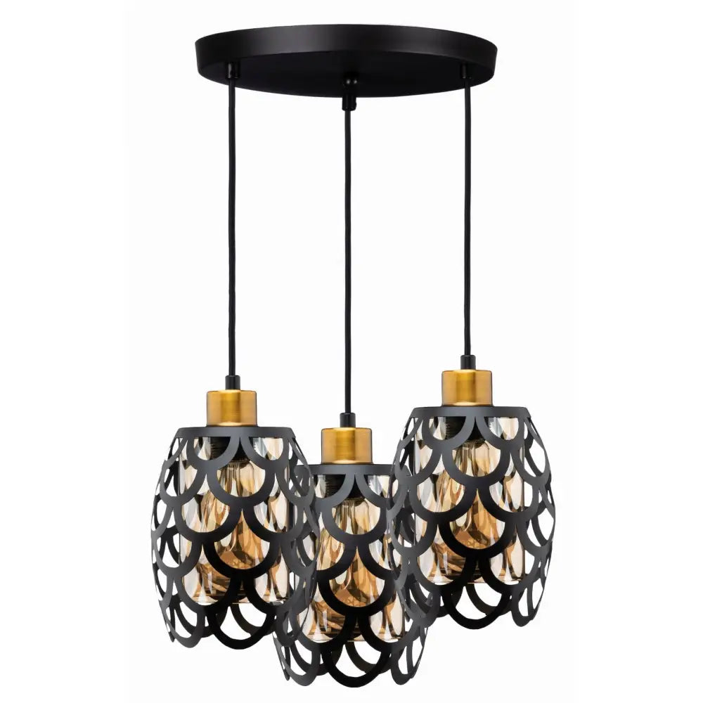 Hengende lampe i Tiffany-stil med tre svarte metallskjermer, gullfargede detaljer og klart glass.