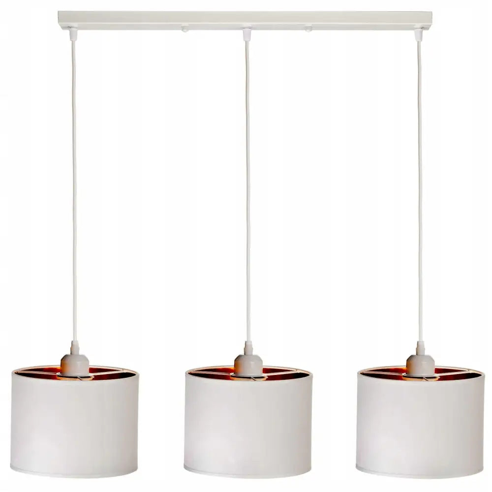 Hengende lampe med tre hvite sylindriske skjermer, kobberfarget innside og hvit takskinne, frontvisning.