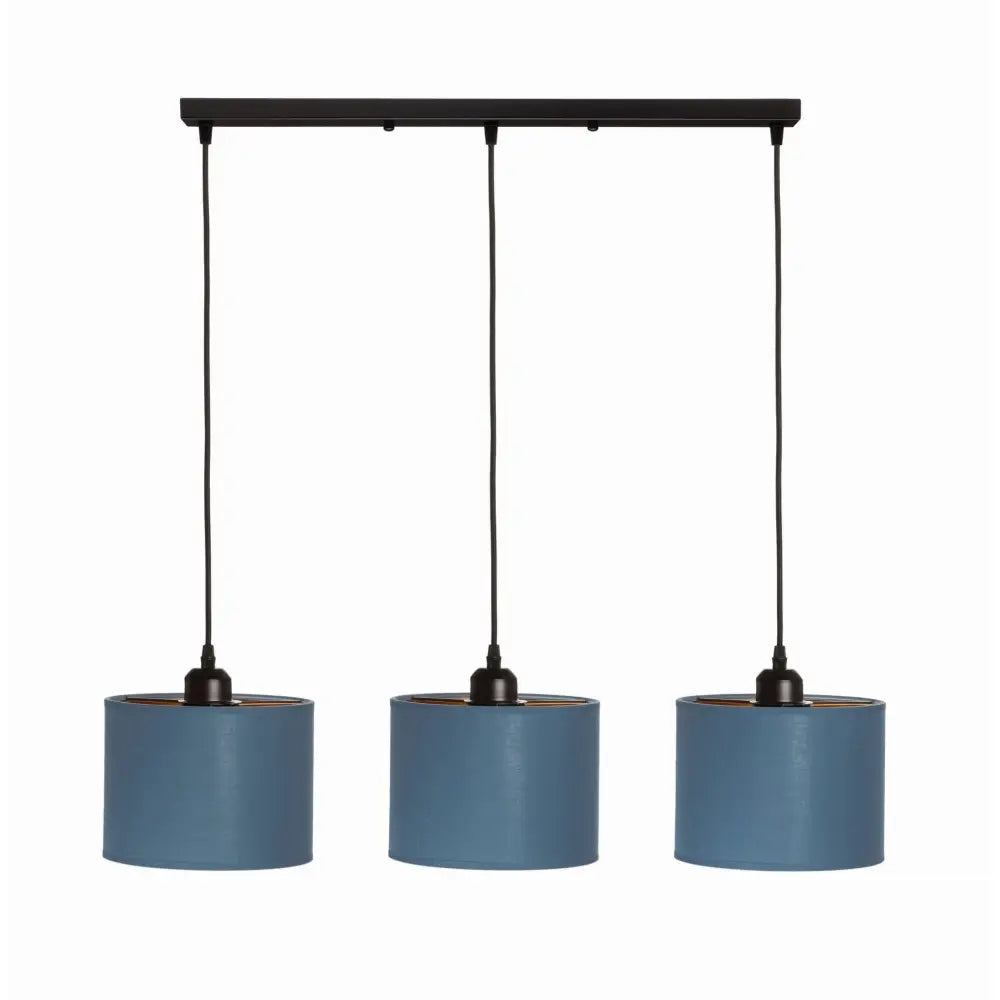 Hengende lampe med tre matte, marineblå sylinderformede skjermer og sorte ledninger, frontvisning.