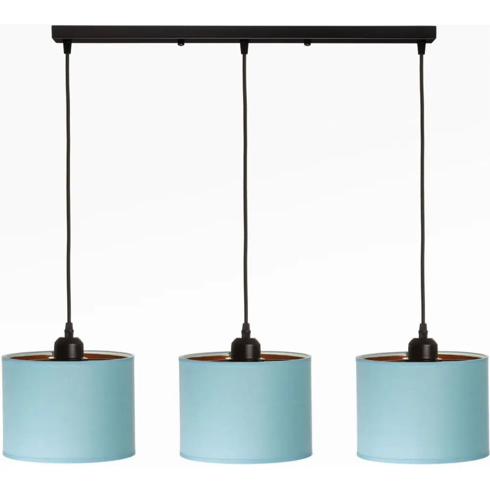 Hengende lampe Trefoldig Skinne Oro med tre lyseblå sylinderskjermer og sort oppheng, frontvisning.