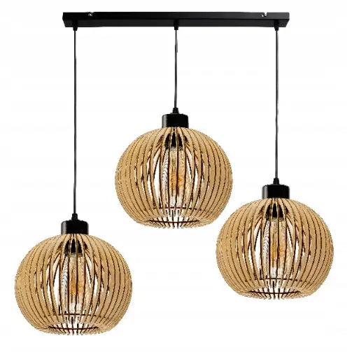 Hengende LED lampe i tre med tre runde lamellskjermer, sett forfra mot hvit bakgrunn.