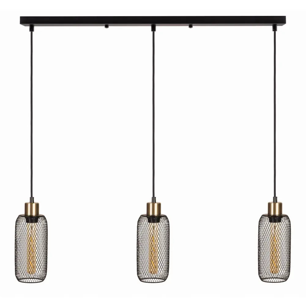 Hengende loftlampe med tre svarte metallnett-skjermere og messingdetaljer, sett forfra mot hvit bakgrunn.