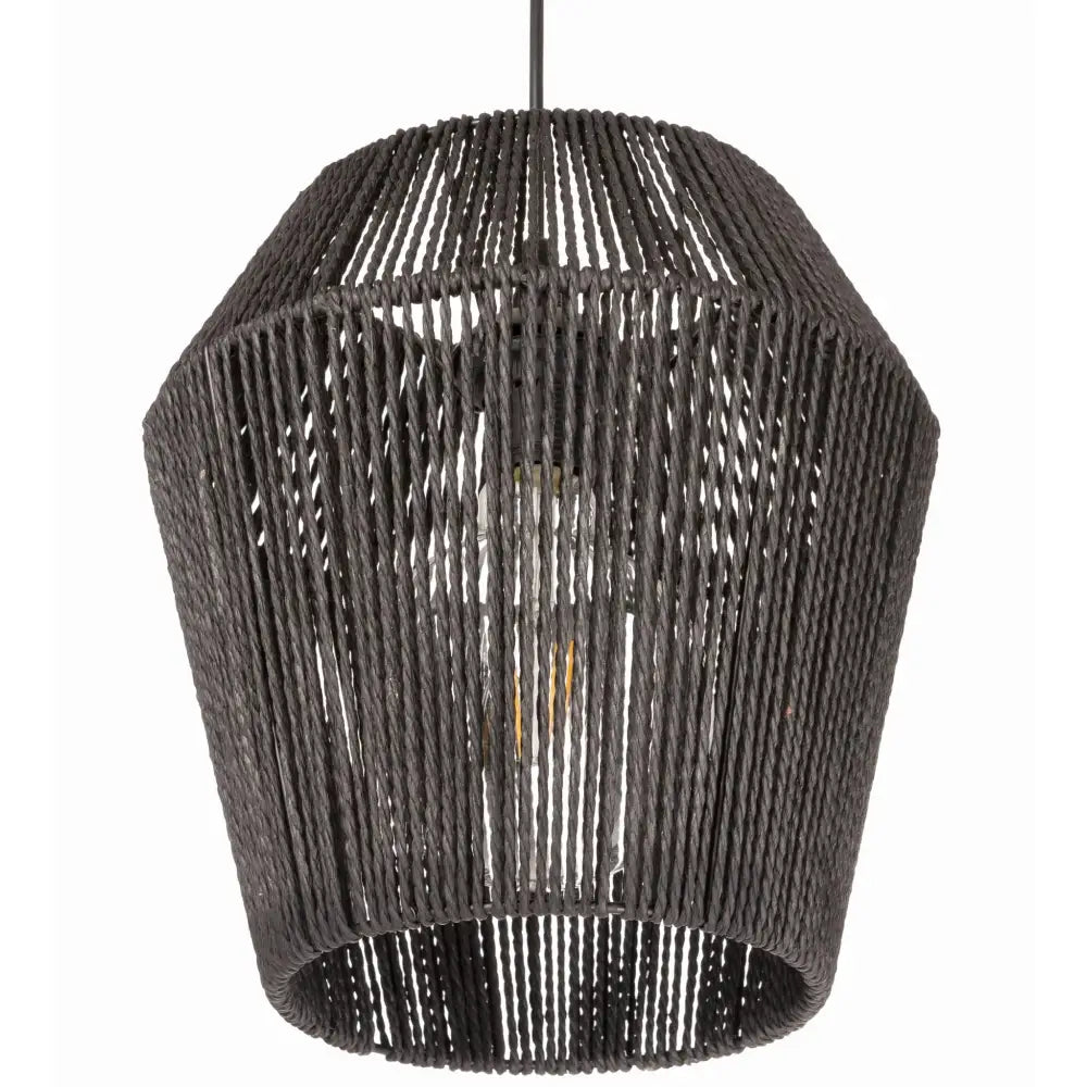 Hengende strenglampe i svart, flettet design med sekskantet ramme og synlig lyspære bak åpent mønster.