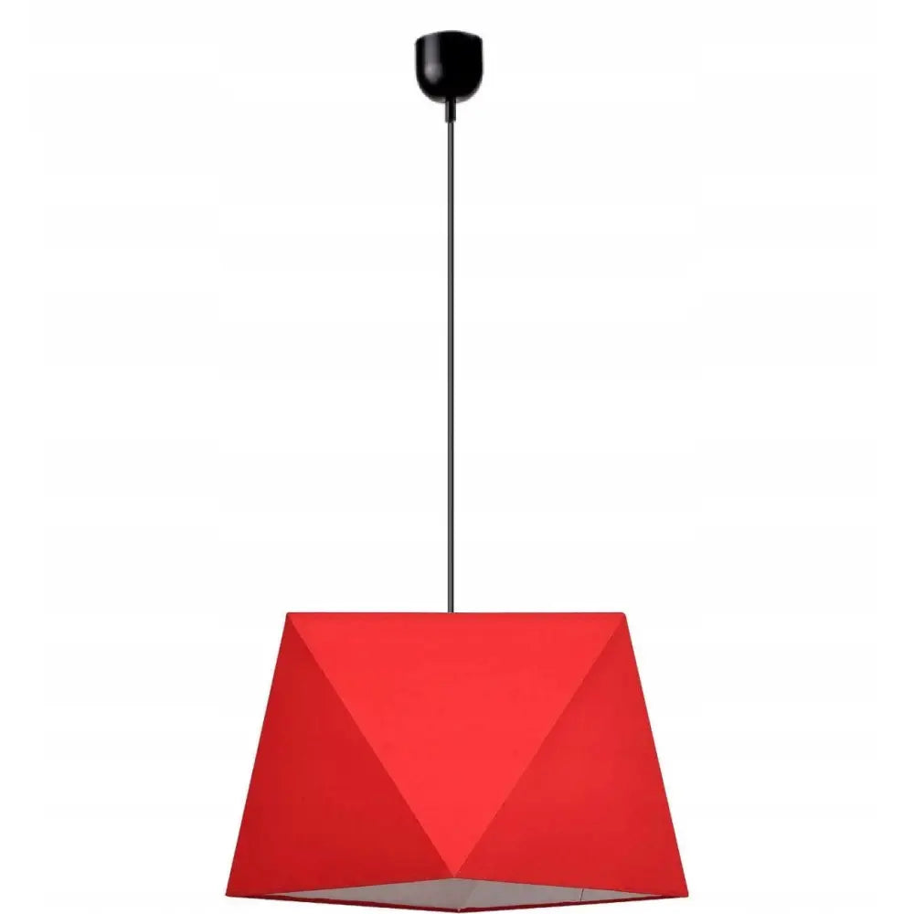 Hengende taklampe Diamant med rød, geometrisk skjerm og sorte detaljer, sett forfra mot hvit bakgrunn.