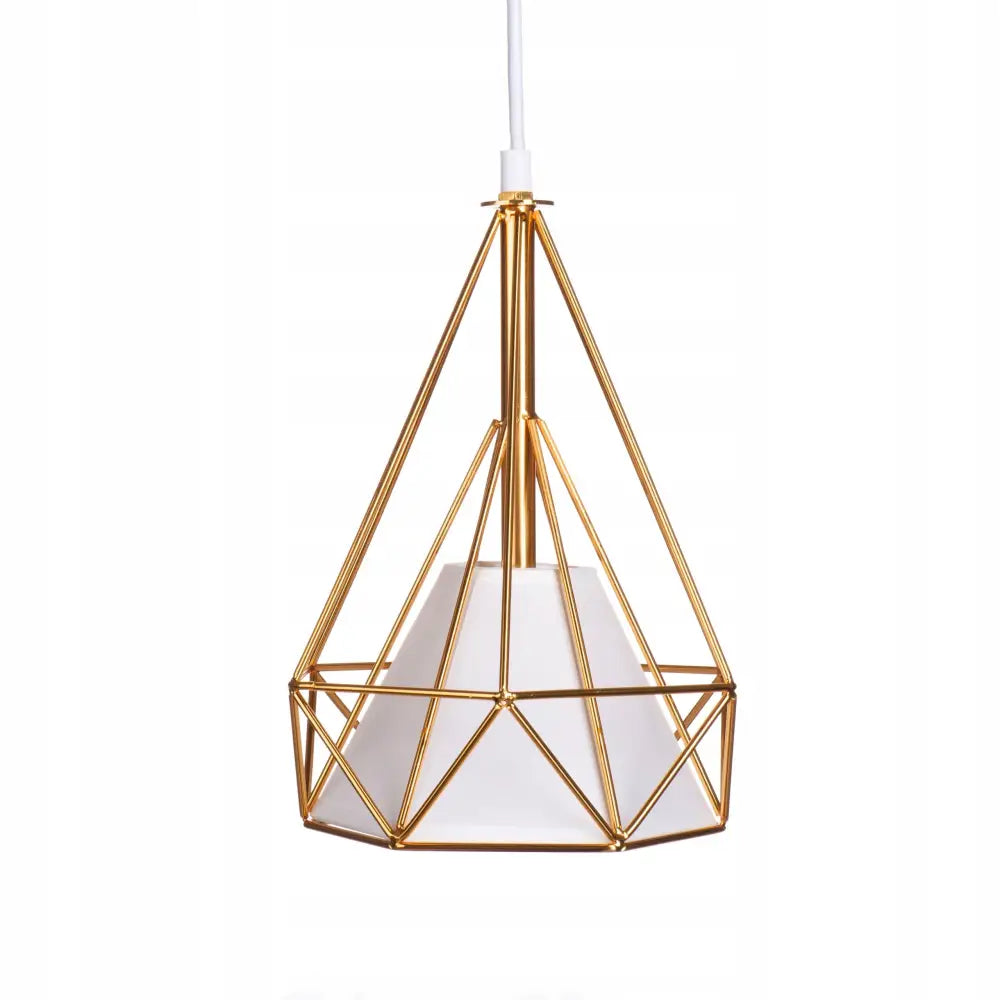 Hengende taklampe med gullfarget diamantformet ramme og hvit skjerm, sett forfra mot hvit bakgrunn.