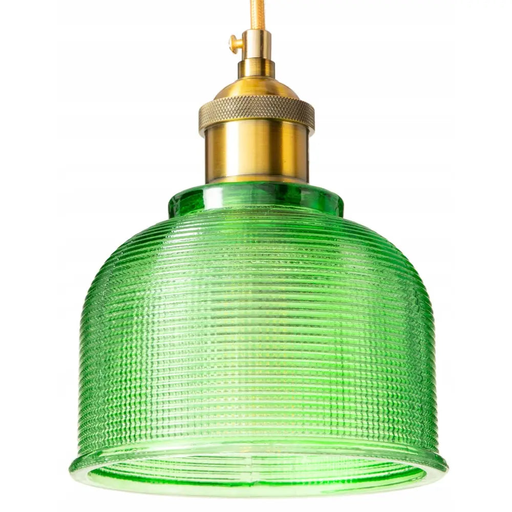 Hengende taklampe i grønt glass med rillet overflate og messingfarget oppheng, sett forfra mot hvit bakgrunn.
