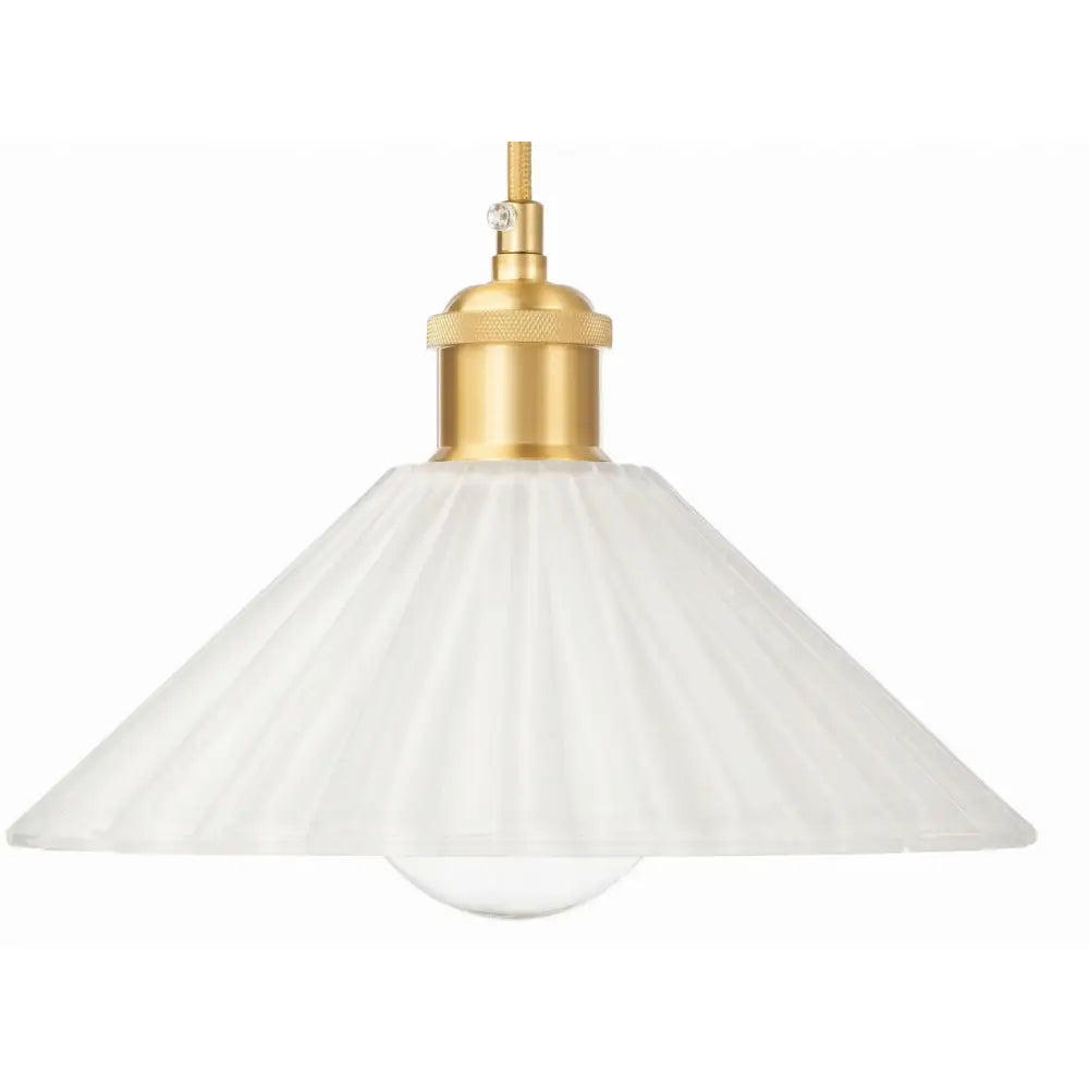 Hengende taklampe i glass Japandi melkehvit med bred rillet skjerm og messingdetaljer, frontvisning.