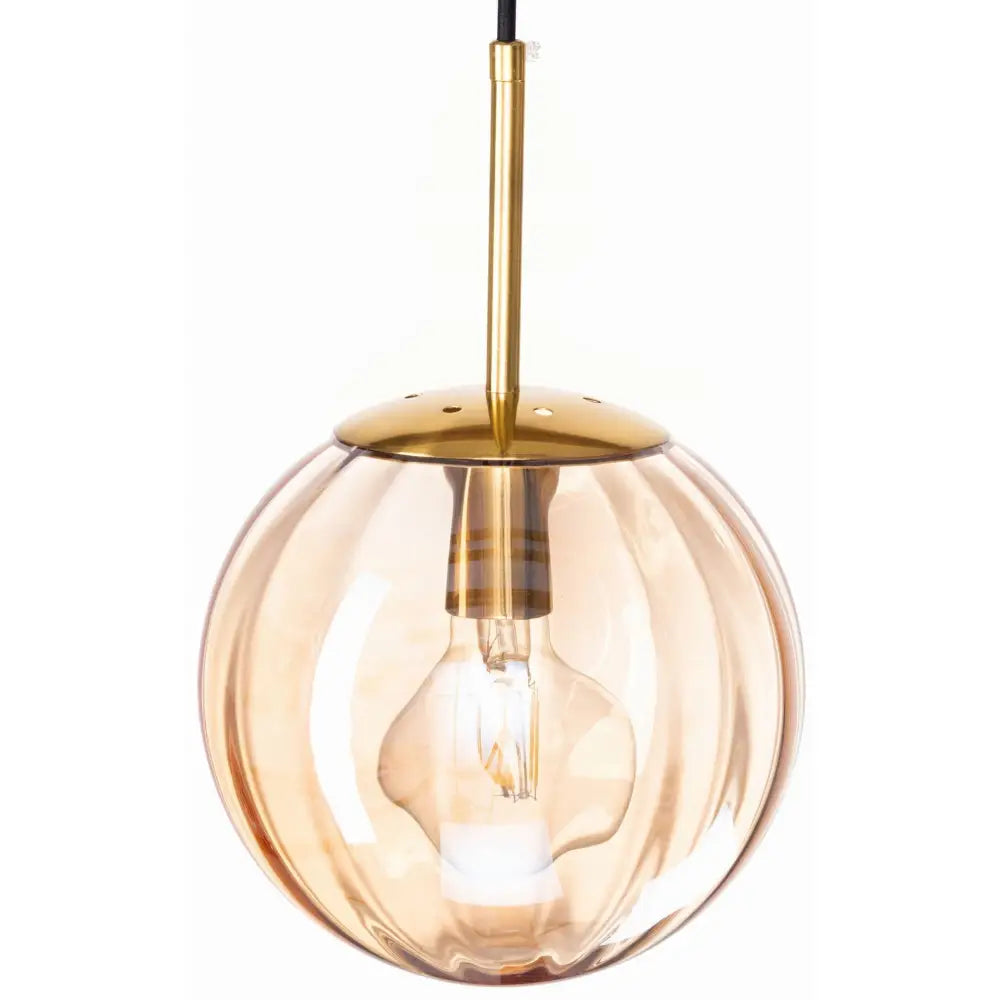 Hengende taklampe Pandora, rund ravfarget glasskuppel og gullfargede detaljer sett forfra.